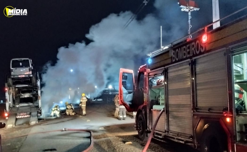 Incêndio em carreta-cegonha mobiliza bombeiros na BR-282 em Xanxerê