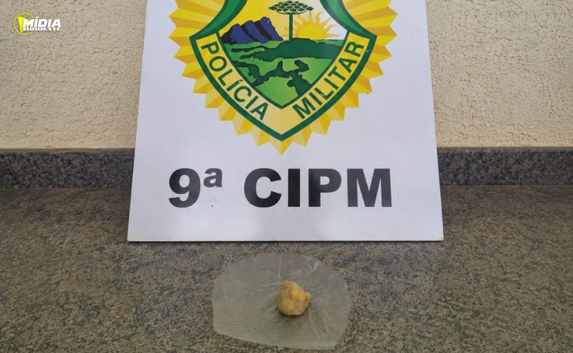 Motociclista é flagrado com crack e acaba preso
