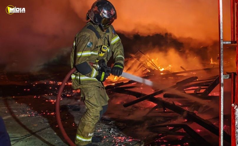 Polícia Militar resgata família e animais durante incêndio