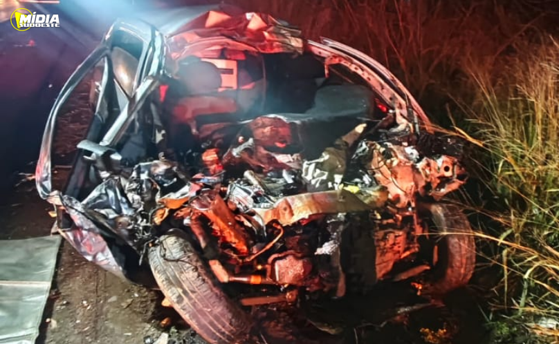 Homem morre em colisão frontal entre carro e caminhão na BR-282