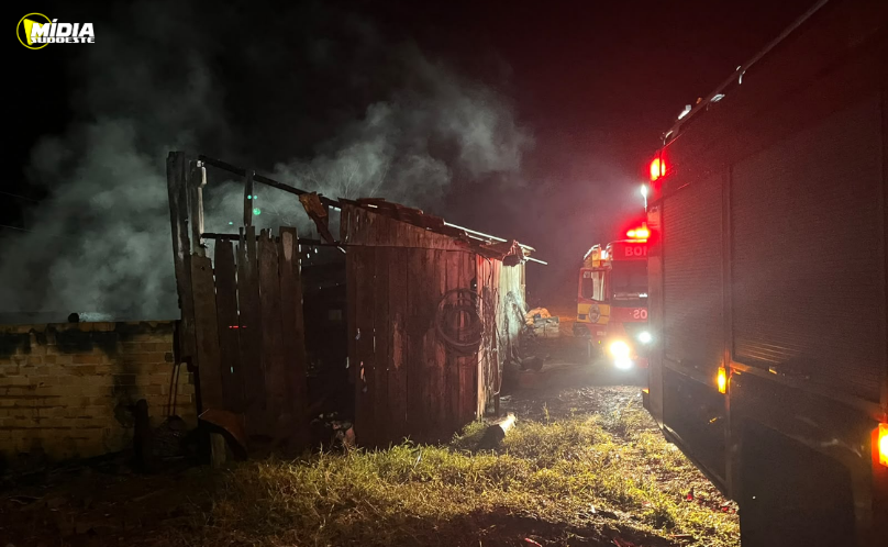 Incêndio destrói parte de galpão e causa prejuízo de R$ 40 mil