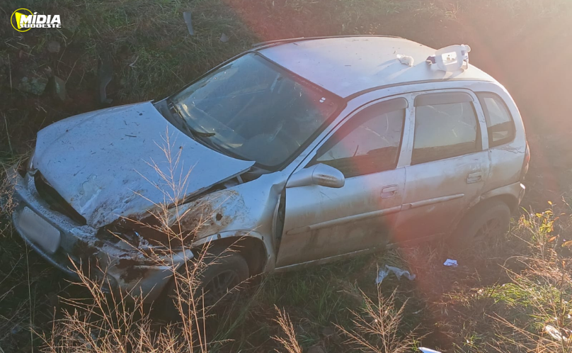 Motorista fica ferido após sair da pista e atingir bueiro na PR-281