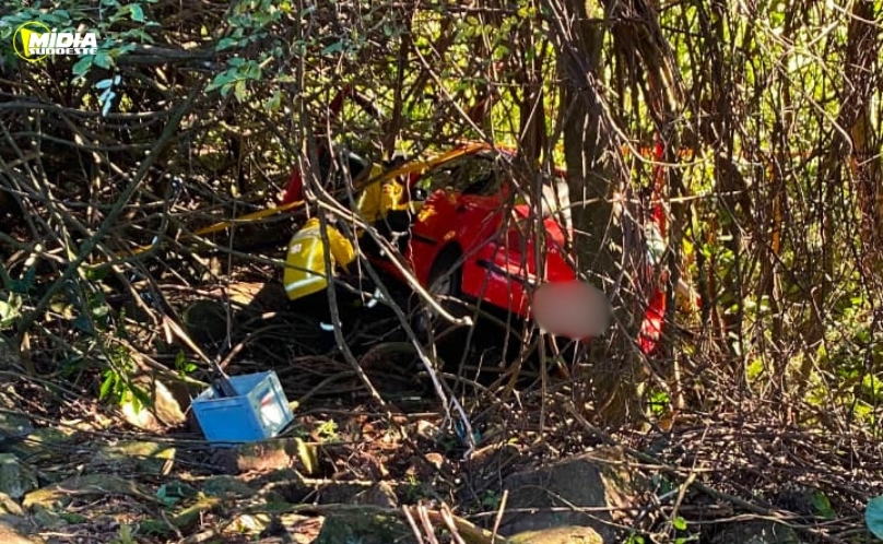 Motorista é resgatado após carro despencar em barranco de 40 metros na SC-155