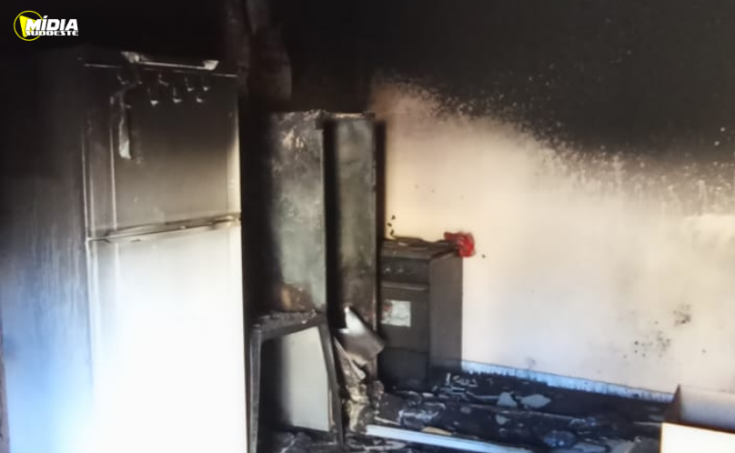 Bombeiros combatem incêndio em apartamento e evitam propagação
