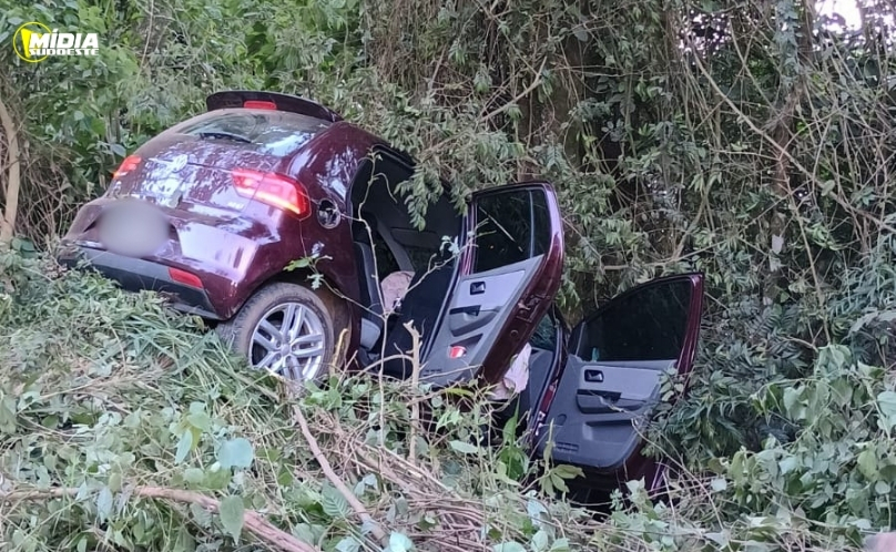 Colisão entre carro e árvore deixa três feridos no interior de Itapiranga