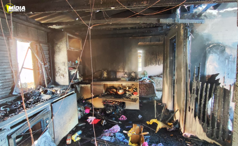 Incêndio destrói grande parte de residência multifamiliar