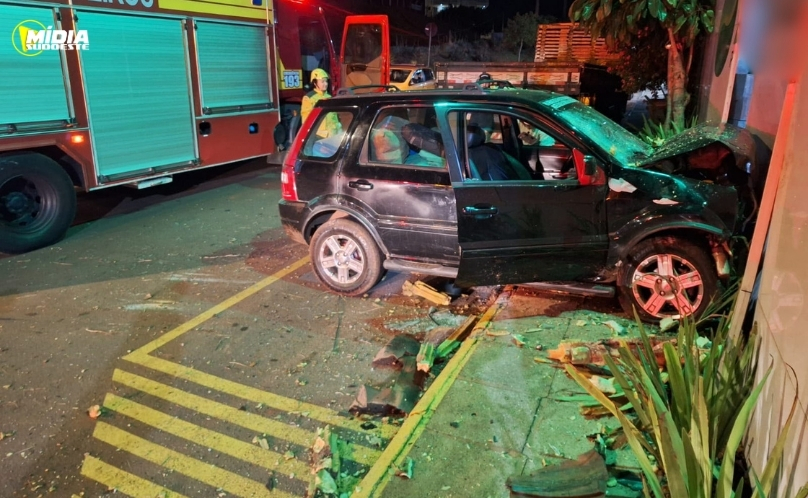 Motorista é encontrado inconsciente após carro atingir muro na SC-155