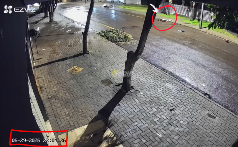 Pancada forte: câmera de segurança registra motociclista colidindo contra poste em SAS