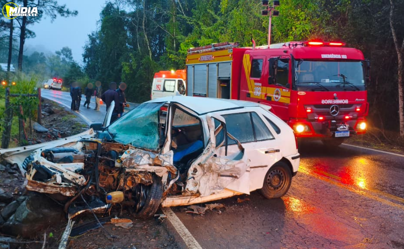 Colisão frontal entre dois carros deixa feridos na SC-161