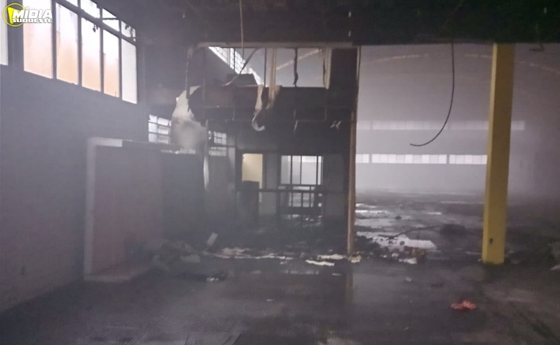 Incêndio confinado destrói parte de edificação comercial no centro