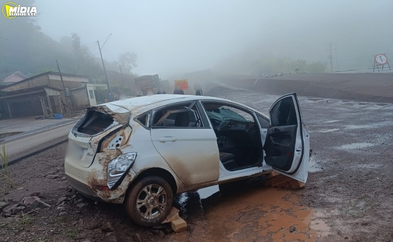 Saída de pista na BR-163 deixa três pessoas feridas