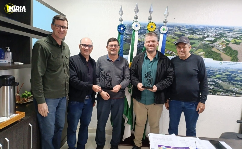 Representantes da Festa de São Cristóvão entregam convite oficial à Administração Municipal