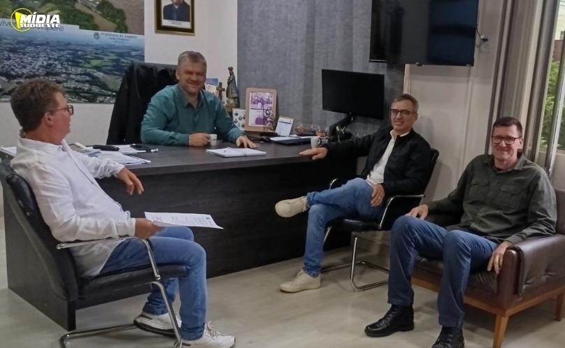 Prefeito de Ampére recebe visita do ex-prefeito Disnei Luquini no gabinete municipal