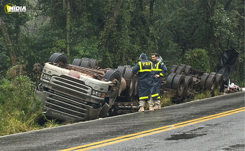 Motorista é socorrido após carreta tombar às margens da BR-163
