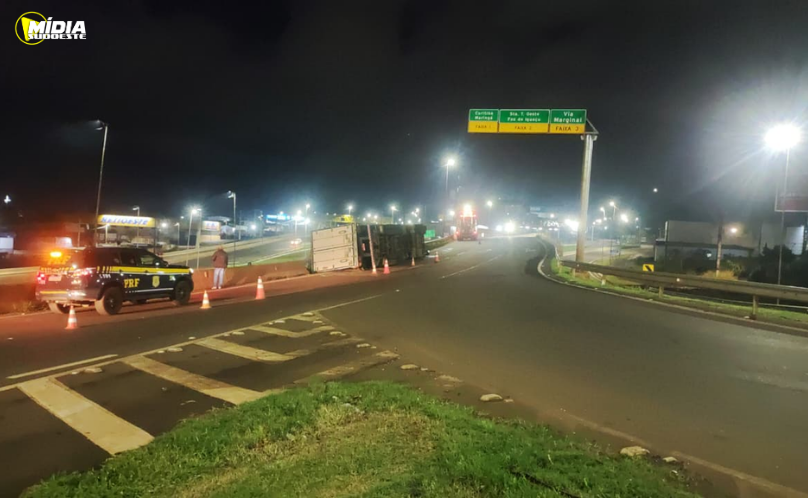 Motorista fica ferido após carreta tombar no acesso da BR-467