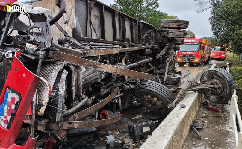 Capotamento de caminhão mobiliza bombeiros e PRF na BR-153