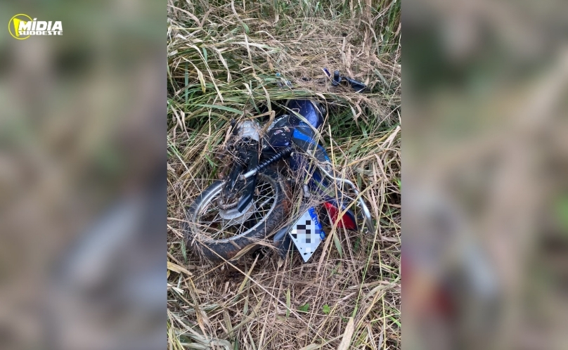 Polícia Militar encontra moto furtada escondida em terreno