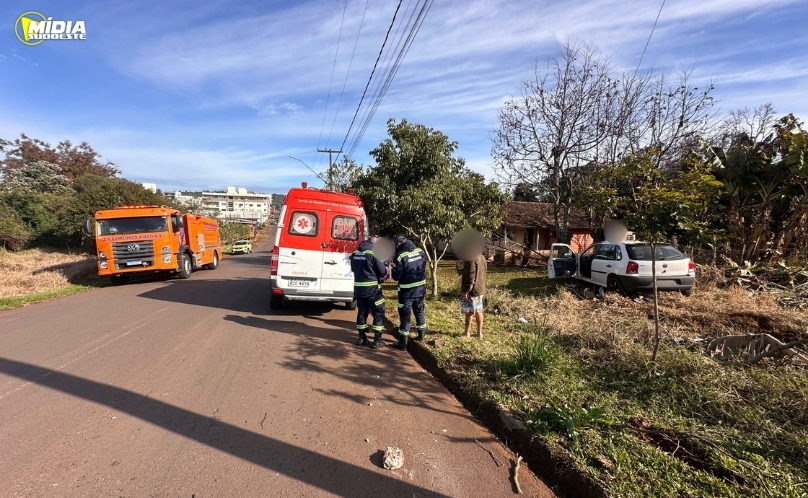 SAS: homem é levado ao hospital após carro sair da pista e atingir árvore