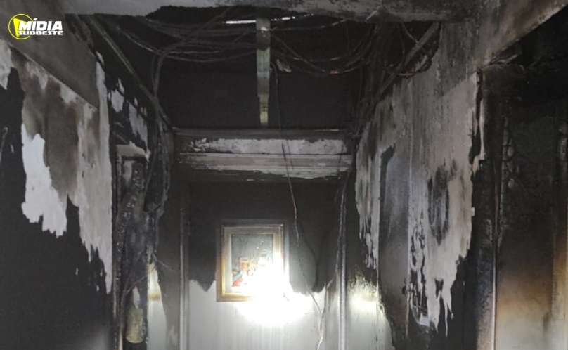 Nove pessoas são resgatadas após incêndio atingir hotel