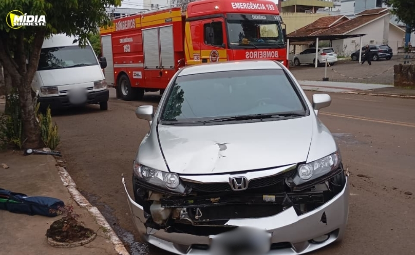 Homem é atingido durante colisão entre carro e caminhão de coleta