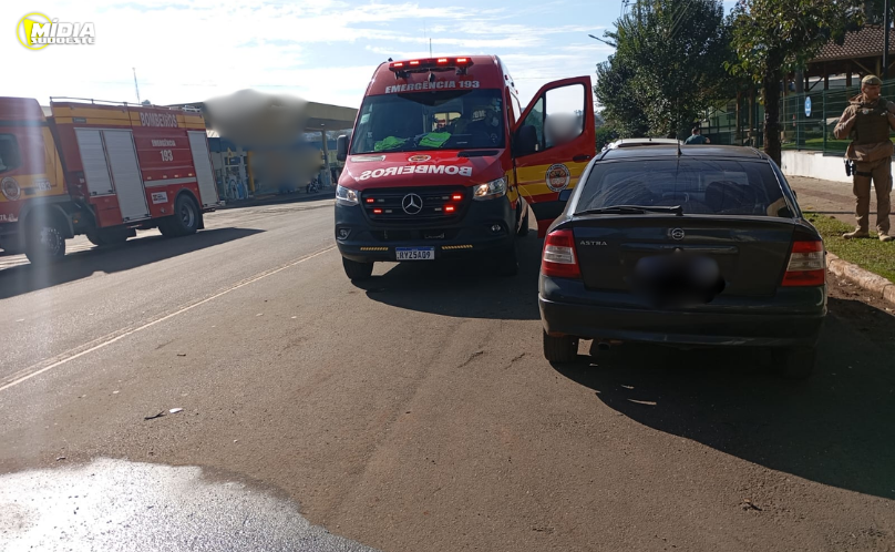 Mulher é encaminhada ao hospital após colisão entre carros