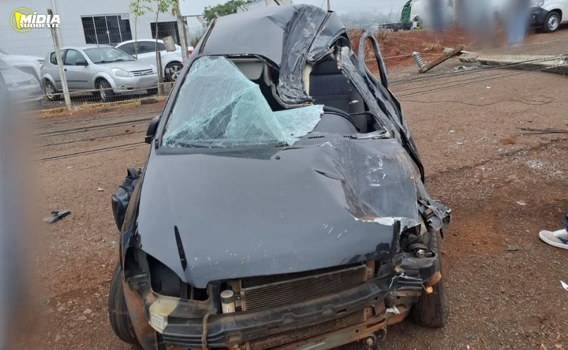 Motorista morre após carro sair da pista e bater contra poste na PR-281