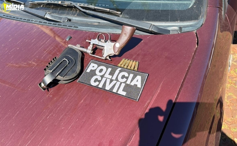 Homem é preso com revólver após ameaçar funcionários de obra