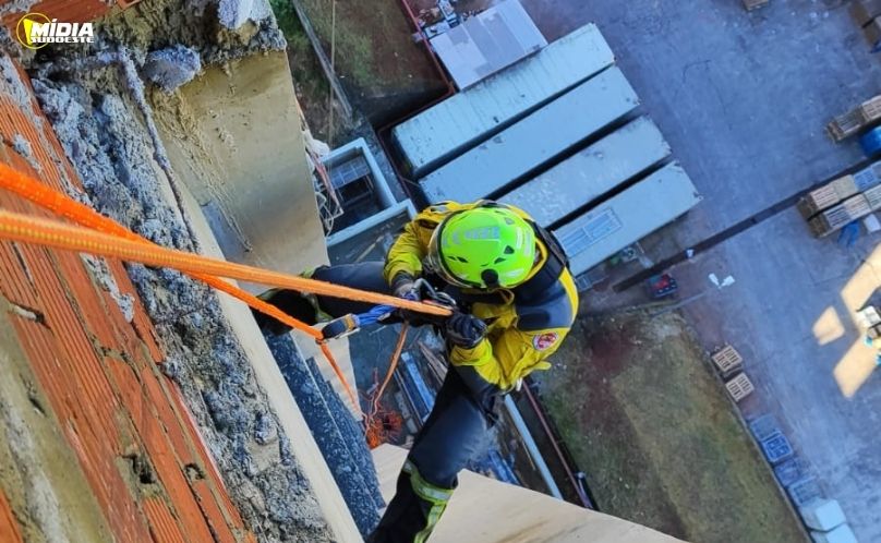 Trabalhador é retirado em segurança após plataforma ficar inclinada em obra