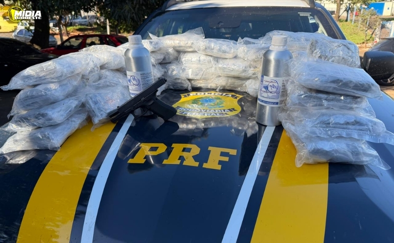 PRF apreende mais de 30 kg de drogas e pistola de uso restrito