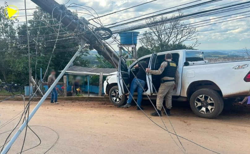 Caminhonete furtada é recuperada após bater contra poste e ser abandonada