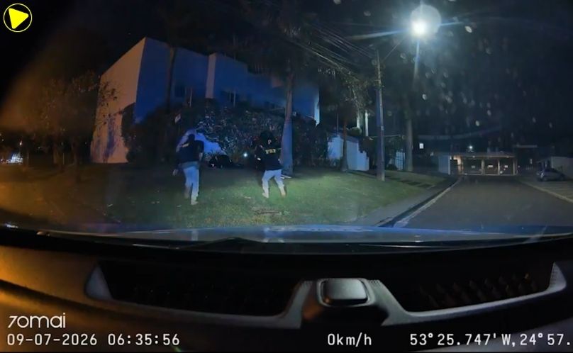 Homem foge da PRF em alta velocidade, bate em árvore e acaba preso