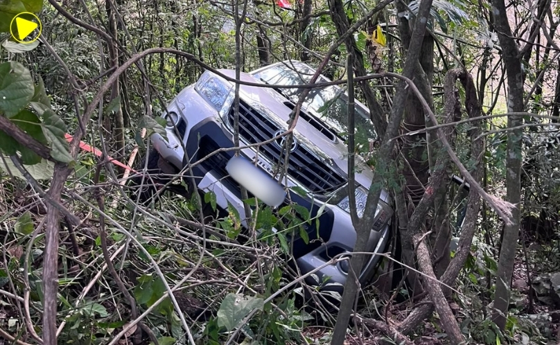 Hilux cai em ribanceira após colisão com caminhão na BR-158