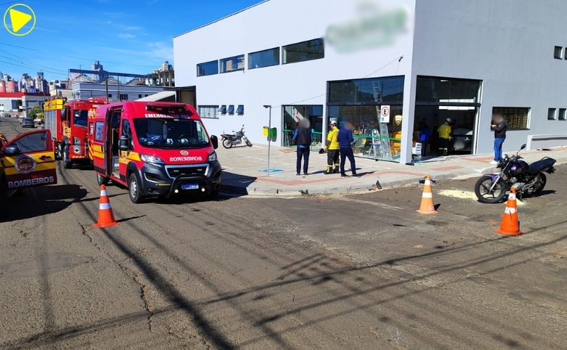 Carro invade comércio após colisão com motocicleta