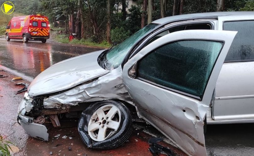 Dois ocupantes de Golf ficam feridos após batida frontal
