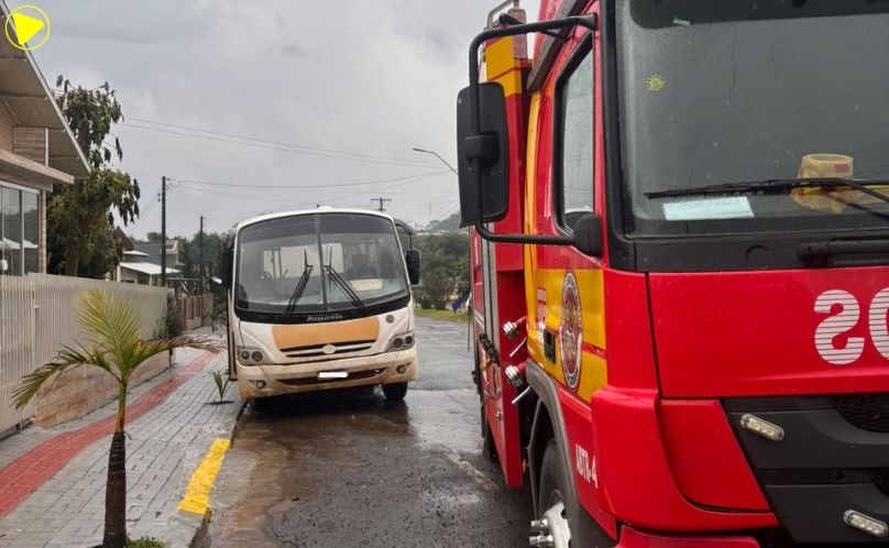 Ônibus escolar pega fogo e moradores controlam princípio de incêndio