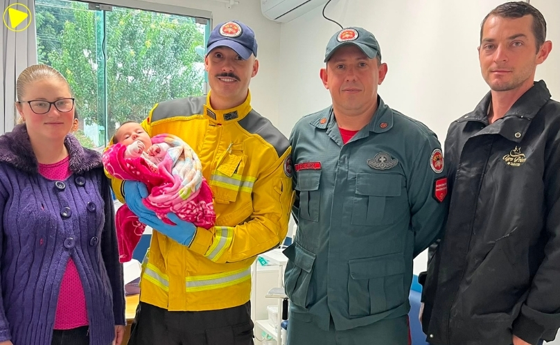 Bebê de 10 dias é salva após engasgo durante atendimento dos bombeiros