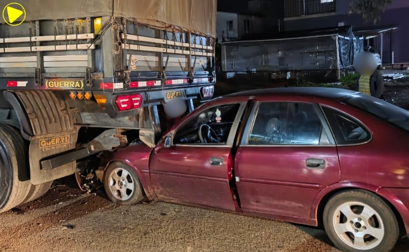 Vectra atinge traseira de carreta parada em São José do Cedro