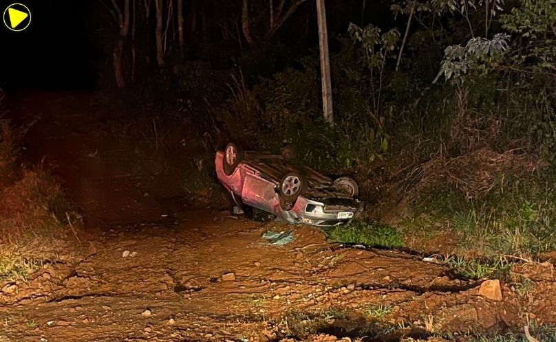 Saída de pista termina em capotamento na SC-305