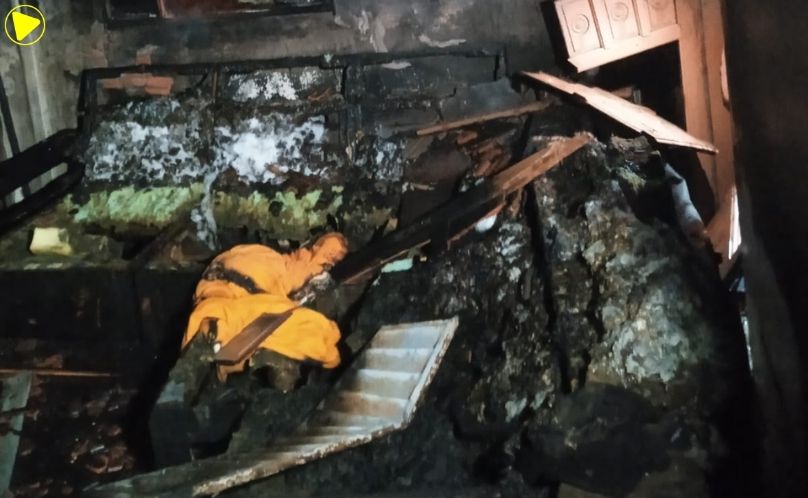 Chamas atingem casa e exigem entrada forçada dos bombeiros