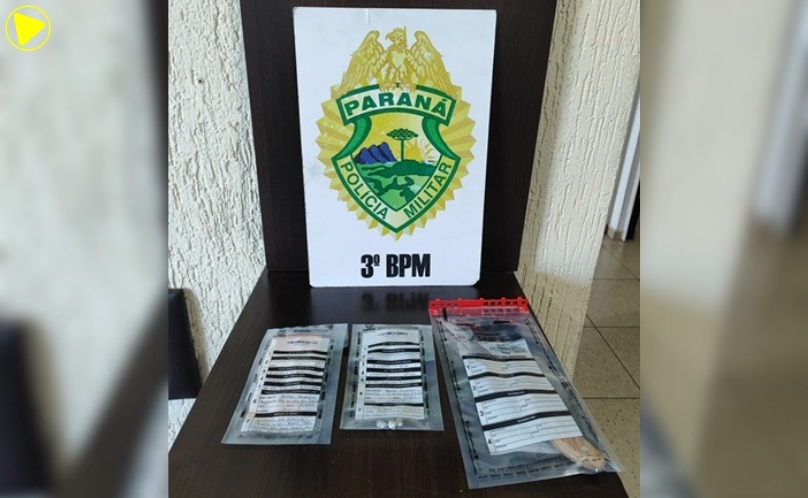 Homem é preso por tráfico de drogas e porte de faca após ameaçar pedestres