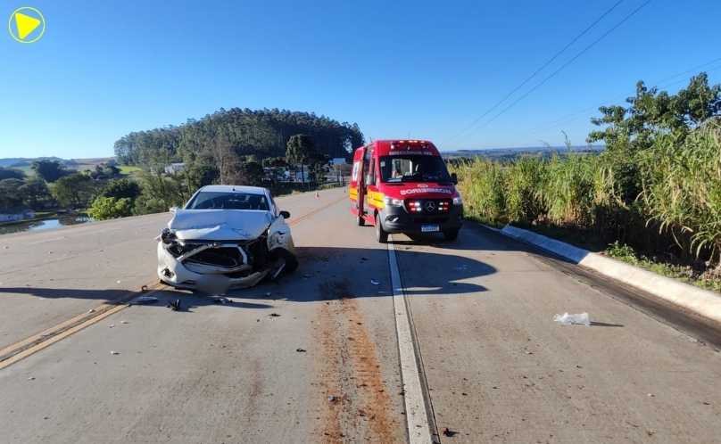 Colisão entre carro e caminhão deixa três pessoas feridas na BR-163