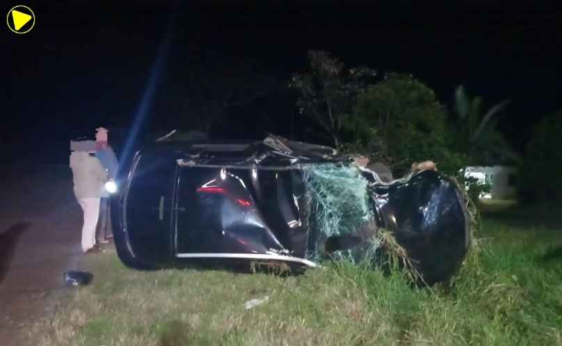 Saída de pista seguida de choque em árvore deixa dois feridos