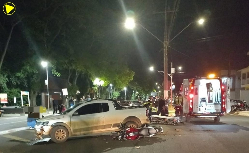 Motociclista fica ferido após colisisão com carro