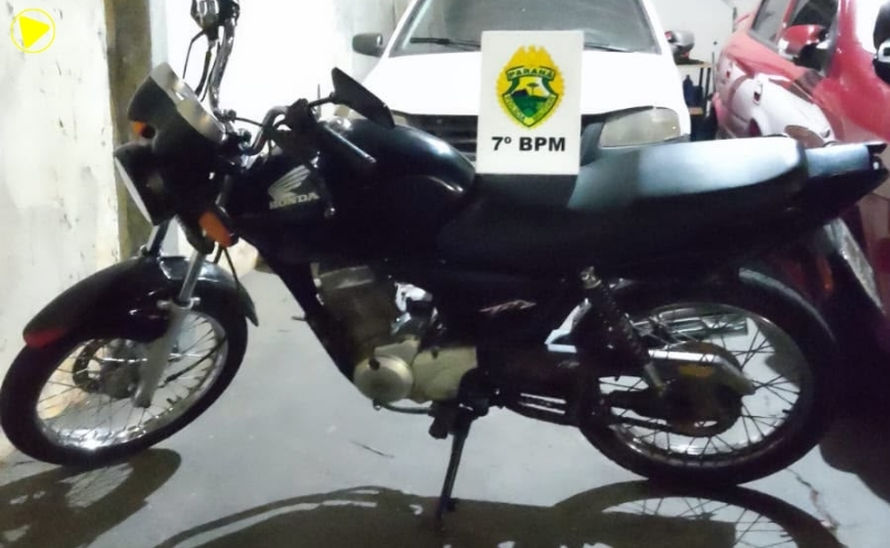 Motociclista sem CNH tem moto apreendida após empinar veículo