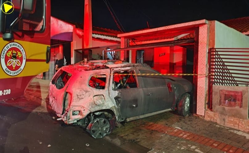 Incêndio destrói veículo em garagem de residência