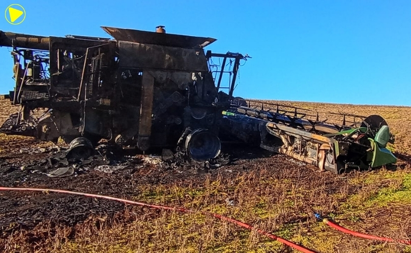 Colheitadeira é destruída por incêndio no interior de Palma Sola