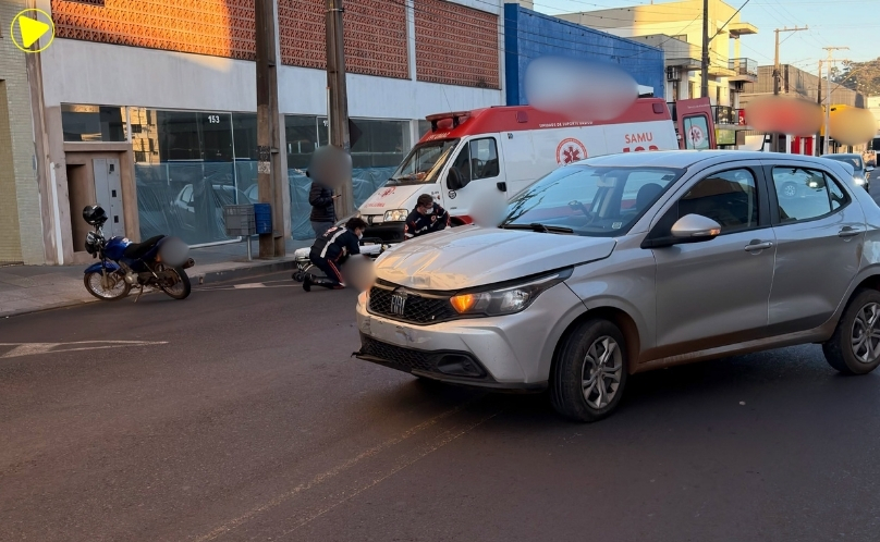 Motociclista fica ferido após colisão entre carro e moto em Coronel Vivida
