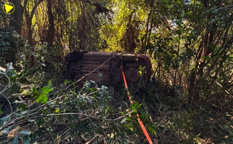Motorista perde controle em ultrapassagem e carro capota na SC-283