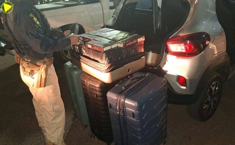 PRF e Receita Federal apreendem carro com cigarros contrabandeados na BR-277