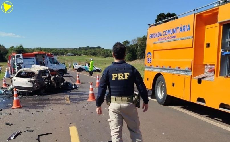 Carro pega fogo após colisão frontal e motorista morre na BR-277